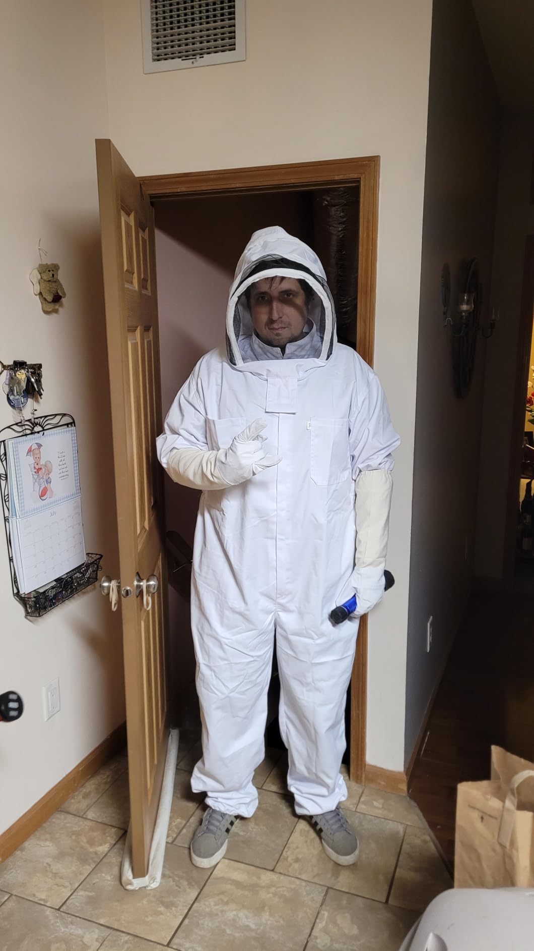 Bee Suits for Men Women,Bee Keeper Suite with Beekeeping Gloves,Beekeeping Suit with Veil Hood,Fully Body Sturdy Beekeeper Suite,Suitable for Professional Beekeepers and Beginners (Large) customer photo 1