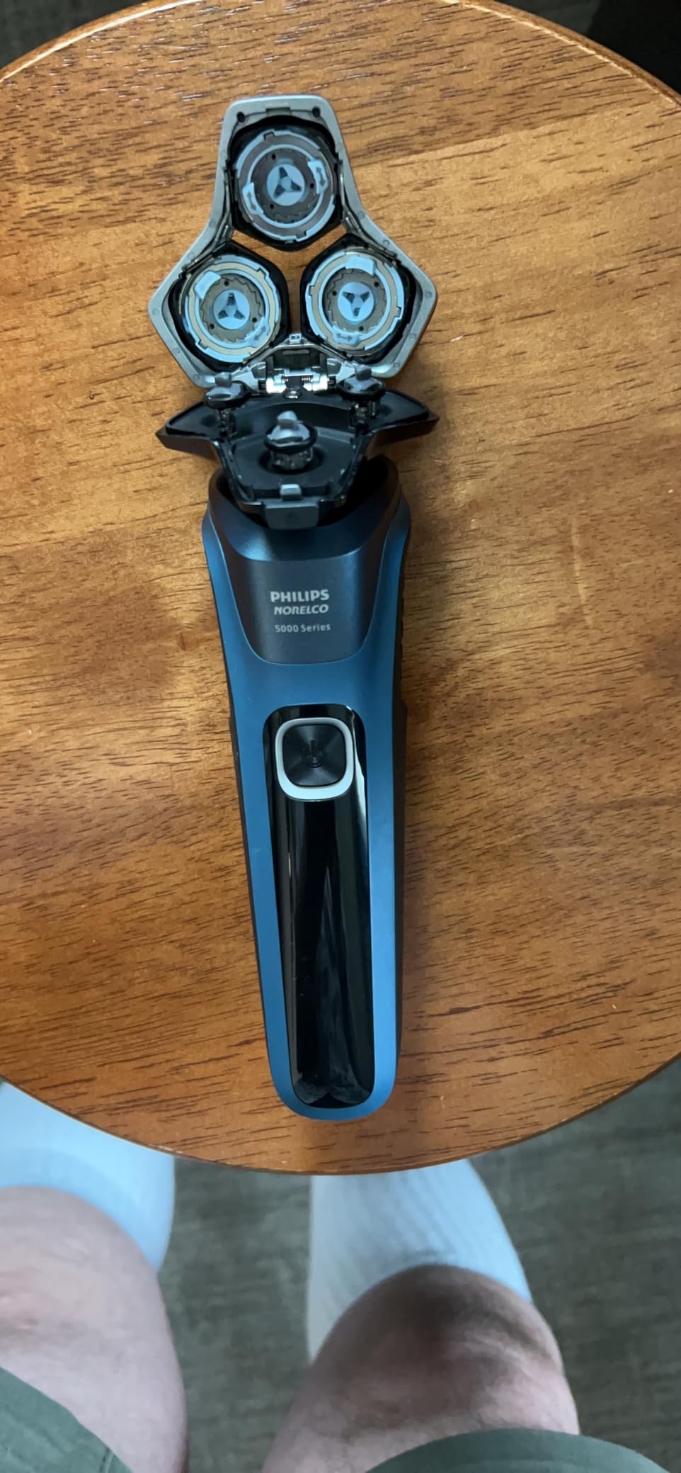 Philips Norelco Shaver 5400, Rechargeable Wet & Dry Shaver with Pop-Up Trimmer, S5880/81 customer photo 2