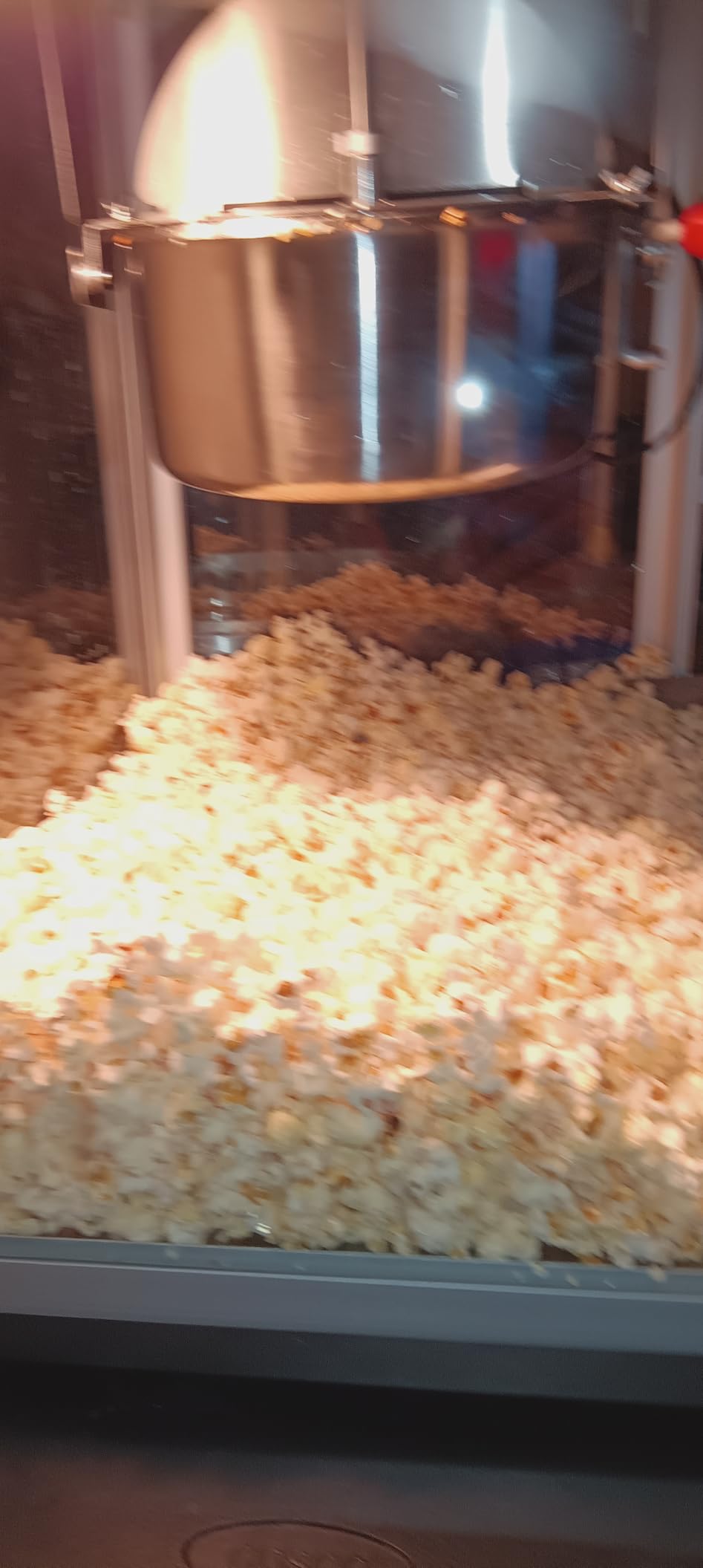 VEVOR Commercial Popcorn Machine, 12 Oz Kettle, 1440W Countertop Popcorn Maker for 80 Cups per Batch, Theater Style Popper with 3-Switch Control, Steel Frame, Tempered Glass Doors customer photo 1
