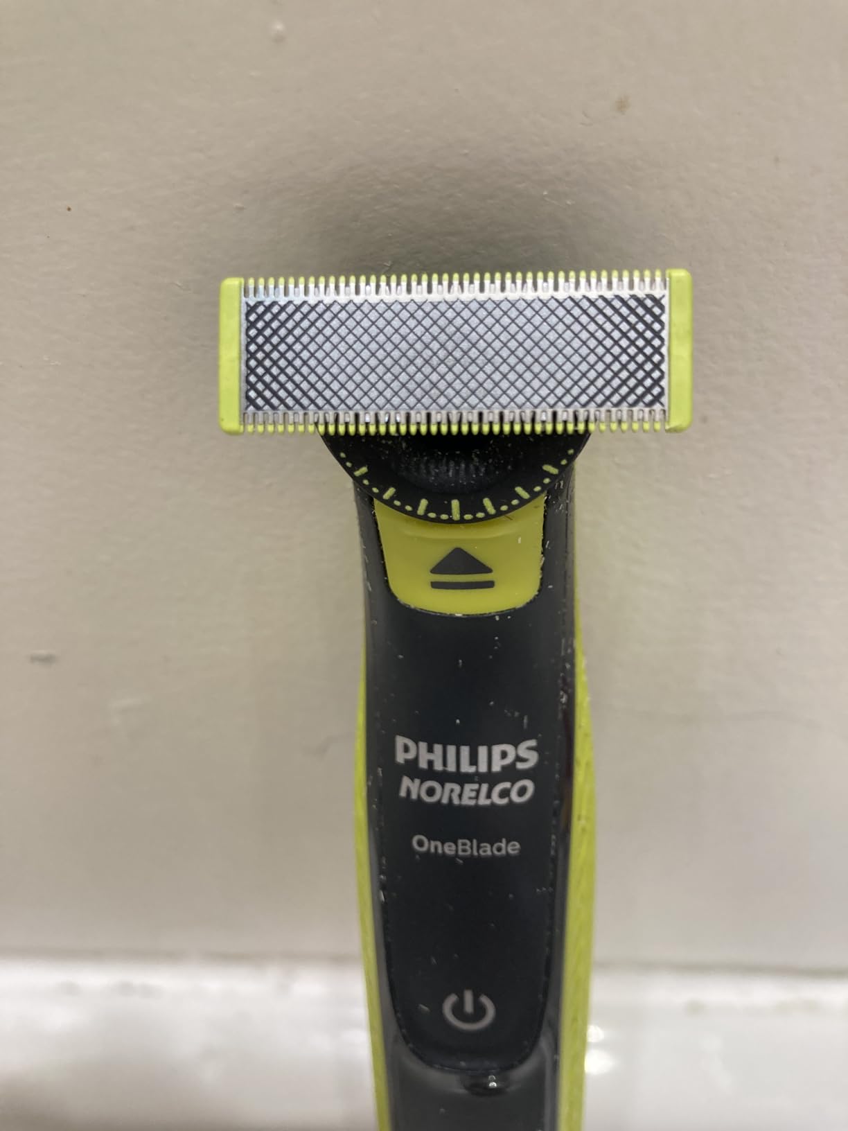 Norelco Philips OneBlade 360 Hybrid Face Trimmer and Shaver, 360 Blade Technology, 5-length Comb, 100% Showerproof, QP2724/90 customer photo 1