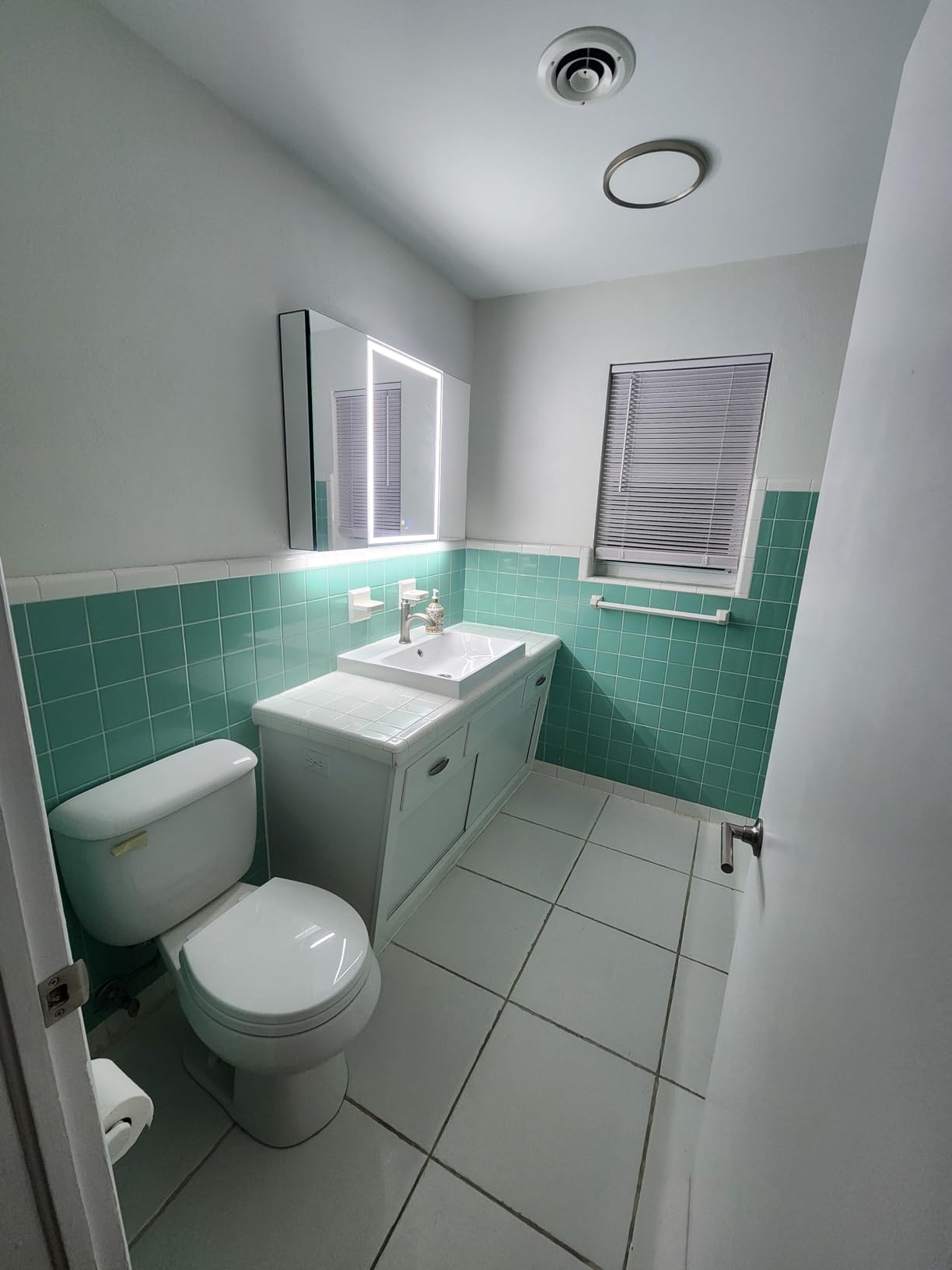 GANPE LED Lighted Bathroom Medicine Mirror Cabinet with Sockets & USBs, Anti-Fog Dimmable Light and Color Adjustment, Easy to Install Aluminum Cabinet (20 * 28 Left Hinge) customer photo 1