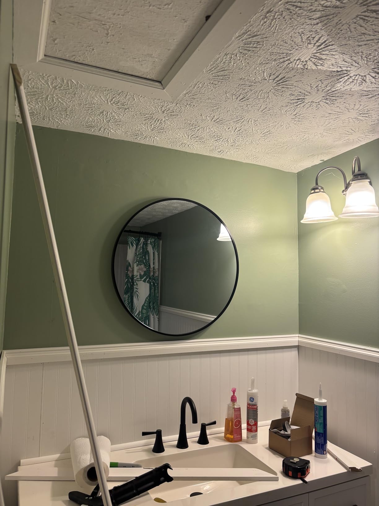 Sunniry Gold Round Mirror, 24 inch Circle Mirror, Brushed Gold Metal Frame | High Definition, Waterproof, Rust-resistant, Circle Mirror for Bathroom, Bedroom, Entryway, Living Room, Wall Décor customer photo 2