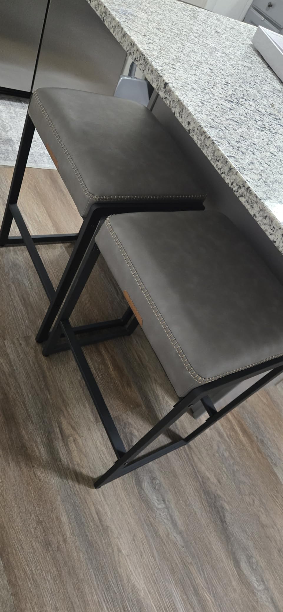 VASAGLE Bar Stools Set of 2, Counter Height, PU Leather, 26-Inch, Mid-Century Modern, Caramel Brown customer photo 2