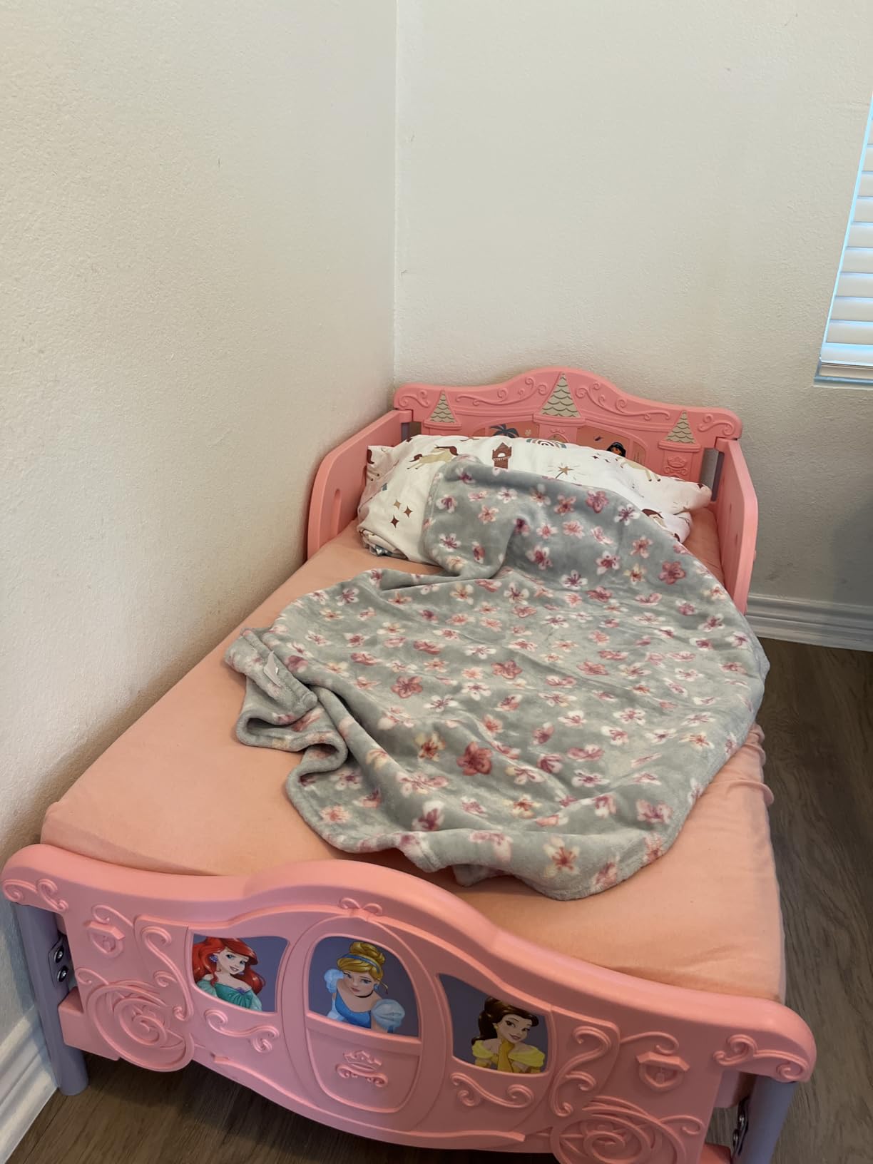 Delta Children Disney Princess 3D Toddler Bed, Pink customer photo 2