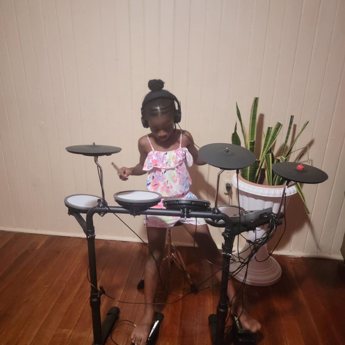 HAMPBACK MK-0 Electric Drum Set with 7'' Quiet Mesh Drum Pads, 8'' Full Rubber Cymbals, 12 Kits and 68 Authentic Sounds, USB MIDI, Throne, Sticks, Headphone, 2 Switch Pedals for Beginners & Kids customer photo 2