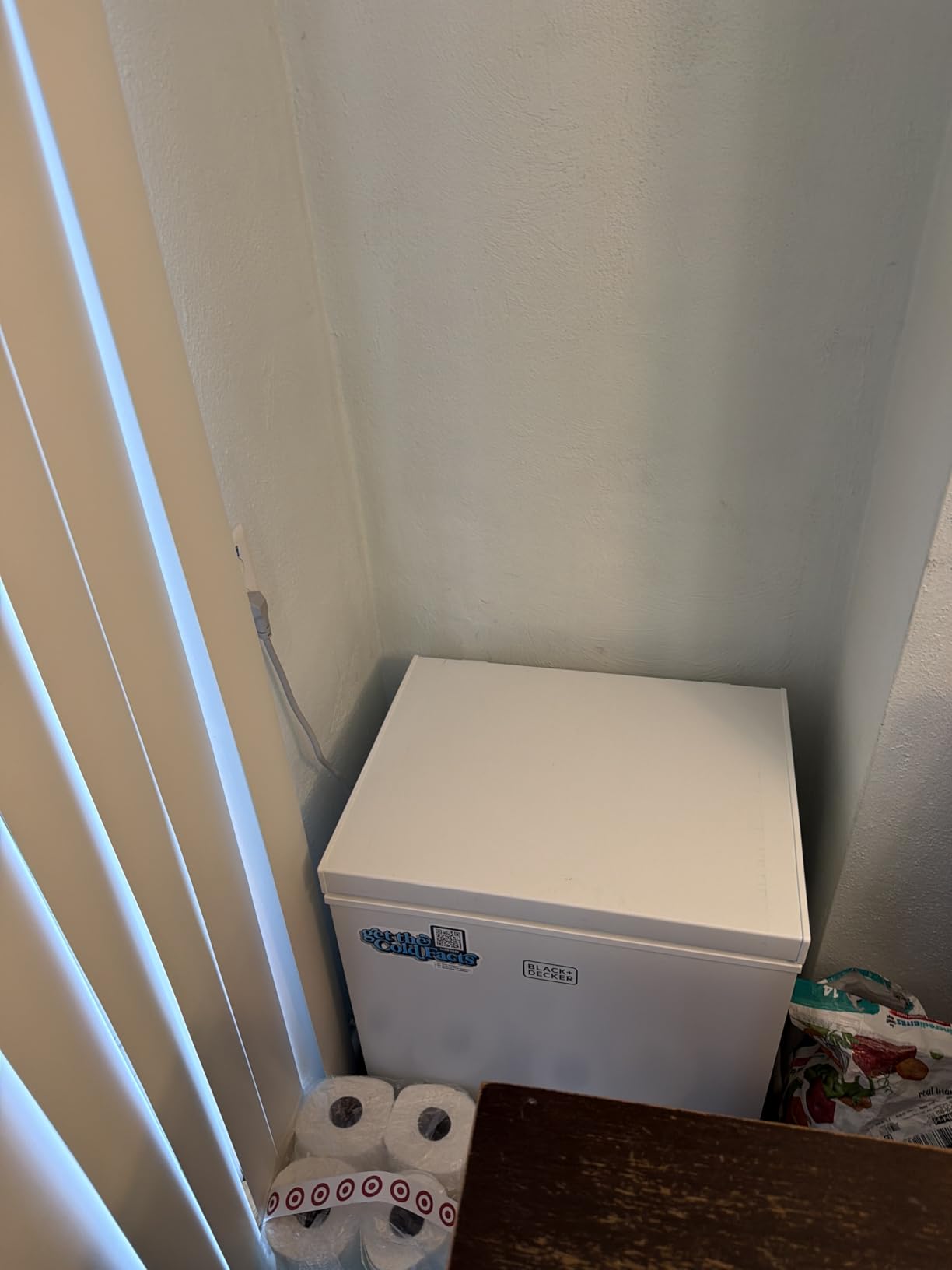 BLACK+DECKER 2.0 Cu. Ft. Compact Chest Freezer, Deep Freezer Holds Up To 70 Lbs. of Frozen Food, Removable Storage Basket, Manual Defrost, White customer photo 2