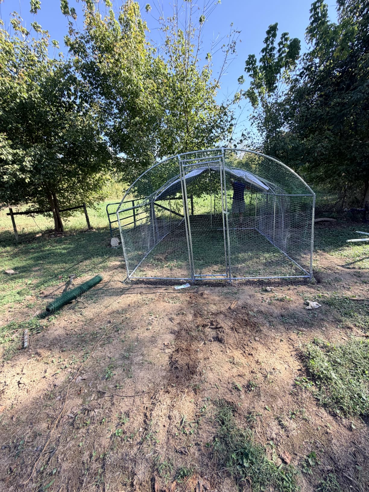 VEVOR Large Metal Chicken Coop, 9.8x13.1x6.5 ft Large Walk in Chicken Runs for Yard with Cover, Hen House Enclosure with Security Lock, Outdoor Duck Rabbit Cage Poultry Pen for Backyard, Farm, Yard customer photo 2