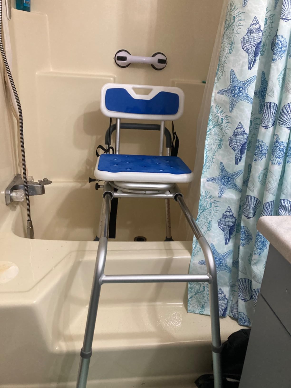 VEVOR Sliding Tub Transfer Bench with 360 Degree Swivel Seat, Height Adjustable Bathtub Transfer Bench with Armrest & Safety Belt, Non-Slip Rotating Shower Chair for Elderly Disabled, 400LBS Capacity customer photo 1
