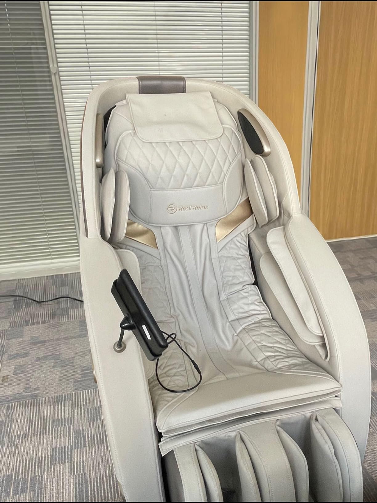 Real Relax 3D Massage Chair Full Body SL-Track Recliner Favor-22 | 16 Auto Modes, 4 Massage Techniques, Voice Broadcast, Body Scan, Foot Rollers, Zero Gravity, Bluetooth, Brown customer photo 1