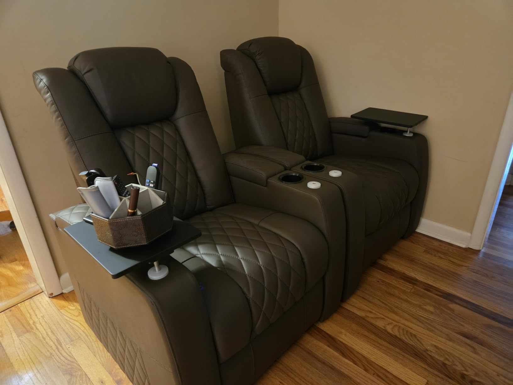 comfiroom Top Grain Leather Home Theater Seating, Classic Series Game Seats Movie Recliner Theater Chairs Recliner Sofa with Type-C Charger (Brown, Row of 1) customer photo 2