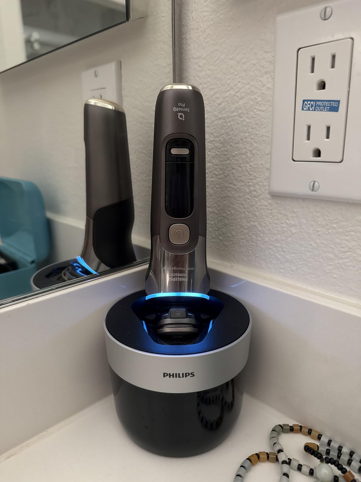 Philips Norelco Shaver i9000 Prestige Ultra, Wet & Dry Electric Shaver, Dark Slate, SenseIQ Pro Technology, Triple Lift & Cut System, 360 Rotating NanoTech Precision Blades, Quick Clean Pod, XP9402/86 customer photo 1