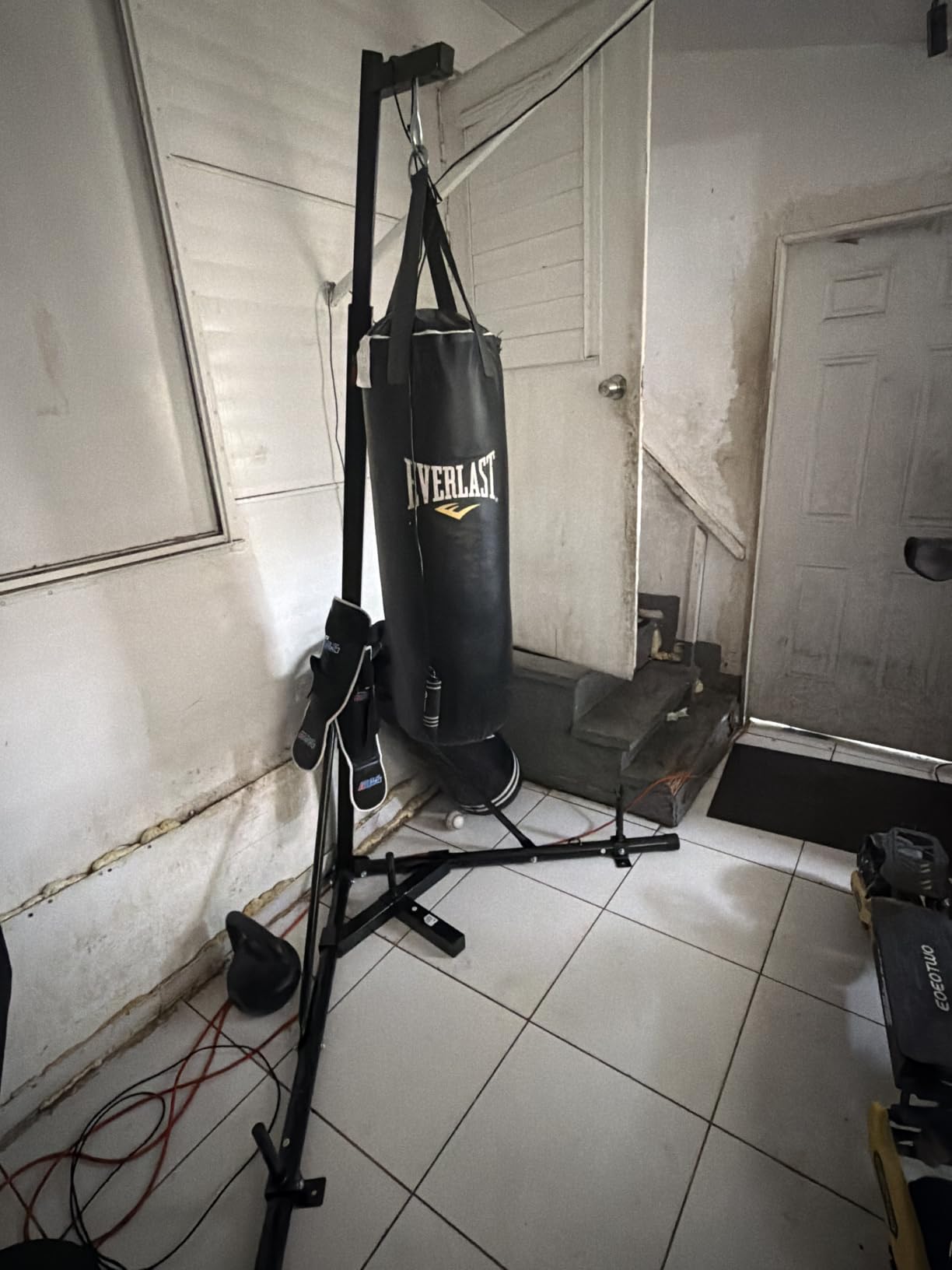 VEVOR Punching Bag Stand, Steel Heavy Duty Workout Training Equipment, Adjustable Height Boxing Punching Stand with Weighted Base, Holds Up to 140 lbs customer photo 1