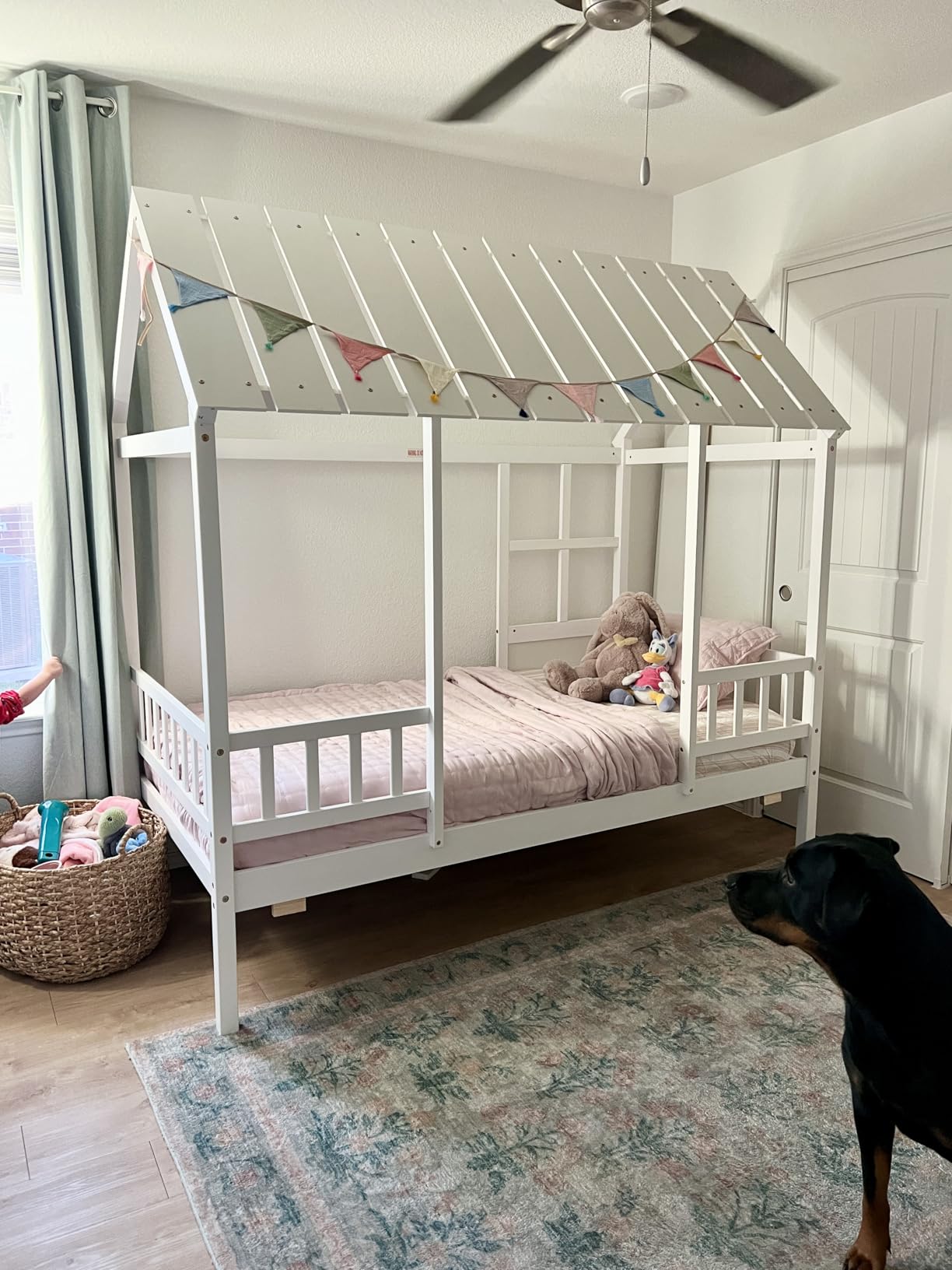 Giantex Twin House Bed with Trundle Bed Twin, Wooden Montessori Bed Frame with Roof & Safety Guardrail for Kids, Teens, Boys or Girls, White customer photo 1