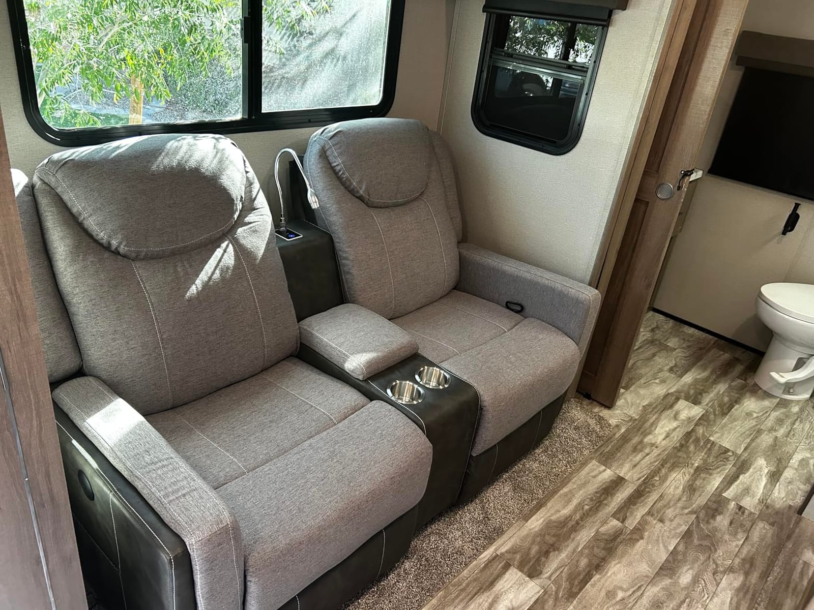 Dresegmt Manual Recliner Sectional Sofa for Living Room, Corner Couch with Flip Middle Backrest, USB Ports & Cup Holders, Grey Linen & Chocolate Leather, 5 Seater Sectional Couch customer photo 2