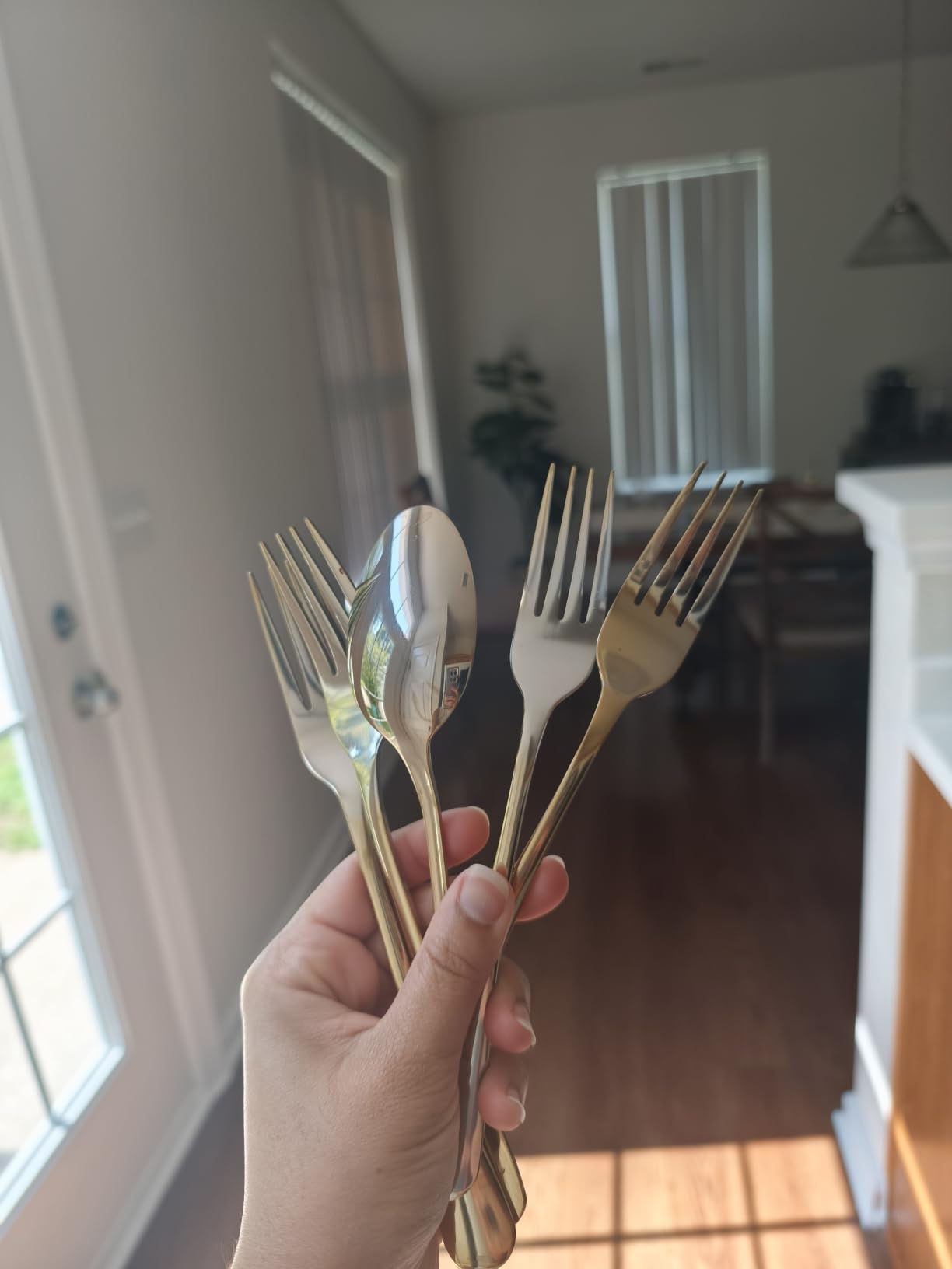 Astercook 24-Piece Silverware Set with Steak Knives Gold Flatware Set for 4 Food-Grade Stainless Steel Cutlery Set Mirror Polished Utensils Set Include Spoons and Forks for Home Kitchen Restaurant customer photo 2