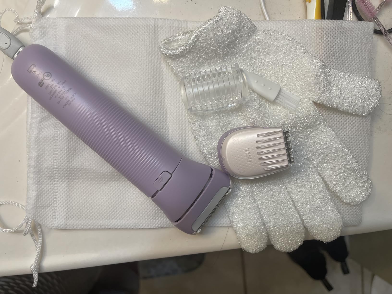 Philips Lady Shaver Series 8000 - Cordless, Wet & Dry Electric Shaver, 3-Blade Shaving System, Flexible Shaving Head, LED Light, for Legs, Body & Bikini, 100 Mins. Runtime customer photo 1