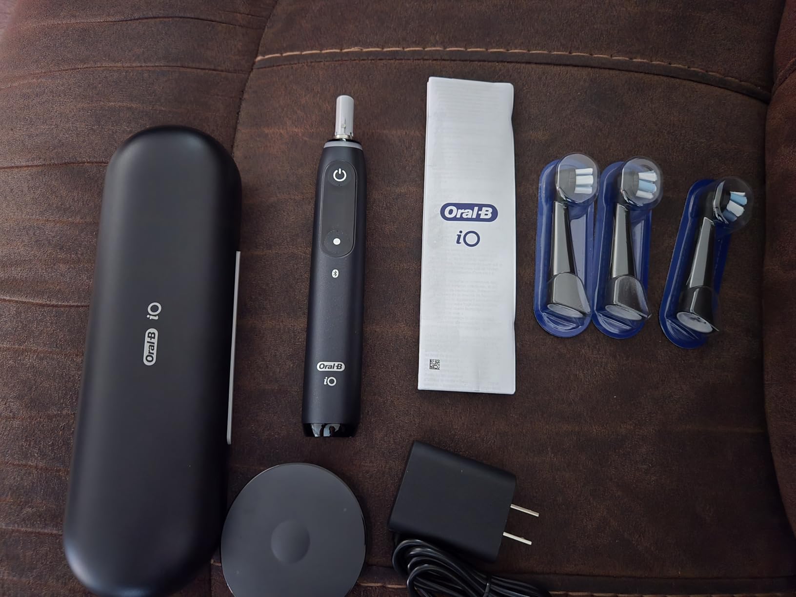 Oral-B Rechargeable Electric Toothbrush, iO9 Limited Ultimate Clean, 7 Cleaning Modes, Interactive Display, iSense Charger, Charging Travel Case, Visible Pressure Sensor, 3 Brush Heads, Black customer photo 1
