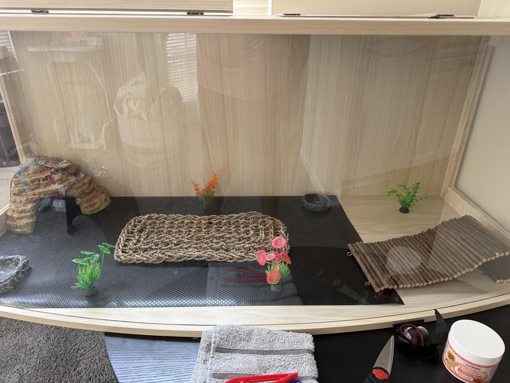 Bearded Dragon Tank, Curved Reptile Enclosure with 3-Side Clear Acrylic Panels, Spacious Lizard Tank with Metal Mesh Top and Lockable Door for Reptile Habitat (Black, 24