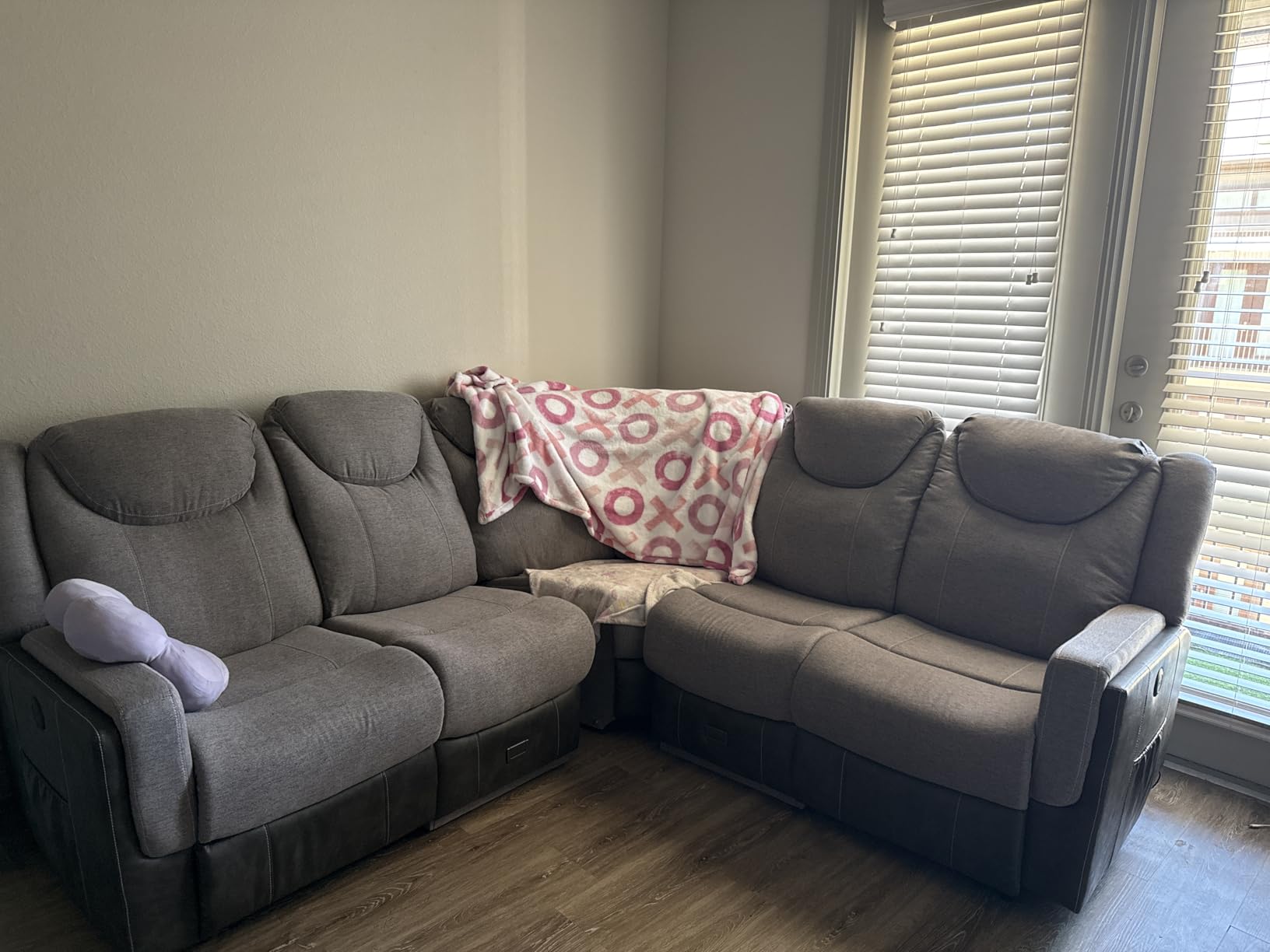 Dresegmt 4 Seat Manual Reclining Sofa, Flip Middle Backrest 2-in-1 Recliner Couch with Large Storage Drawer, USB Ports & Cup Holders, Grey Linen & Leather 4 Seater Recliner Sofa for Living Room customer photo 2
