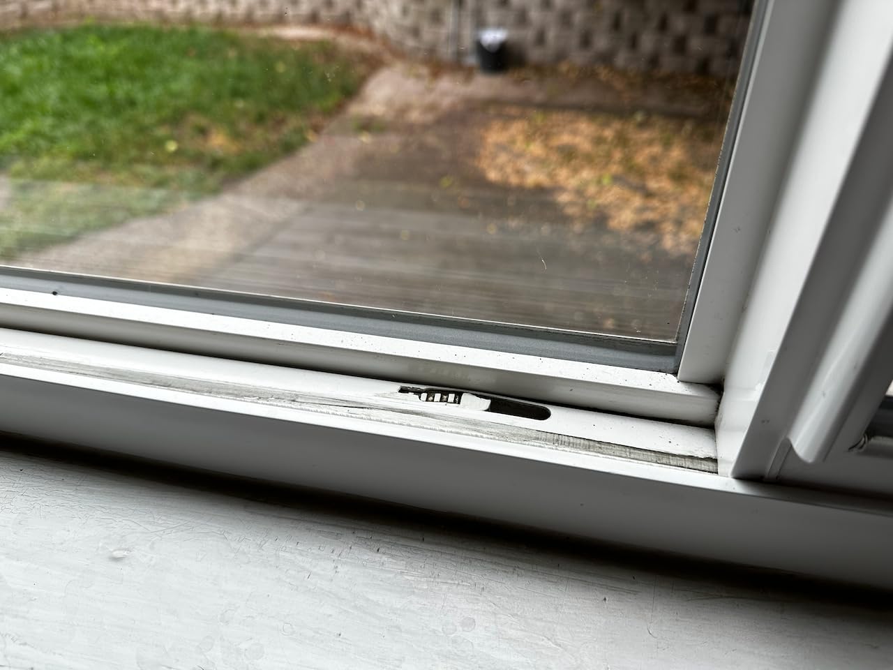 White Window Sash Vent Stops 6-Pack 1714WHITE, Nylon Snap-in customer photo 1