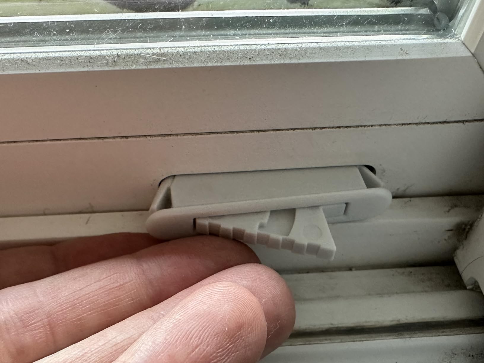 White Window Sash Vent Stops 6-Pack 1714WHITE, Nylon Snap-in customer photo 2