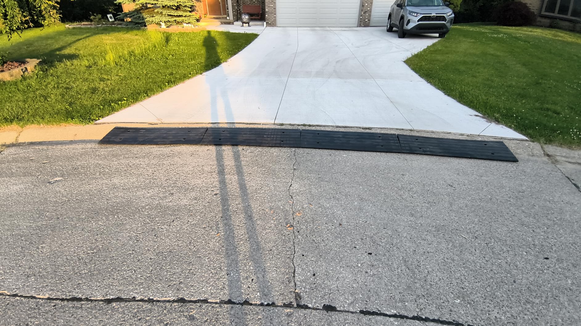 Car Vehicle Curbside Driveway Ramp - 4ft Heavy Duty Rubber Threshold Bridge Track Curb Ramp, for Loading Dock, Garage, Sidewalk, Truck, Scooter, Bike, Motorcycle, Wheelchair Mobility - Pyle PCRBDR21 customer photo 1