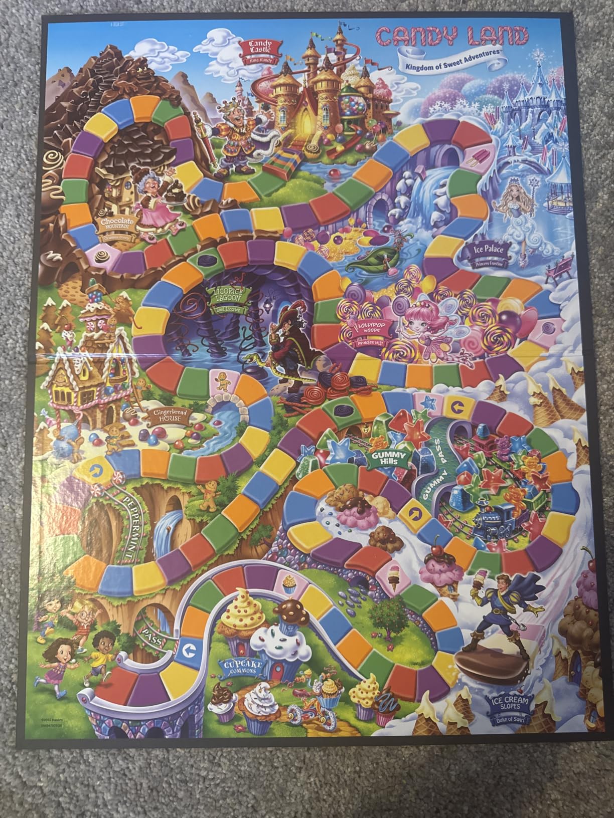 Hasbro Gaming Candy Land Kingdom of Sweet Adventures Board Game for Kids, Gifts for Boys and Girls, Ages 3 & Up (Amazon Exclusive) customer photo 2