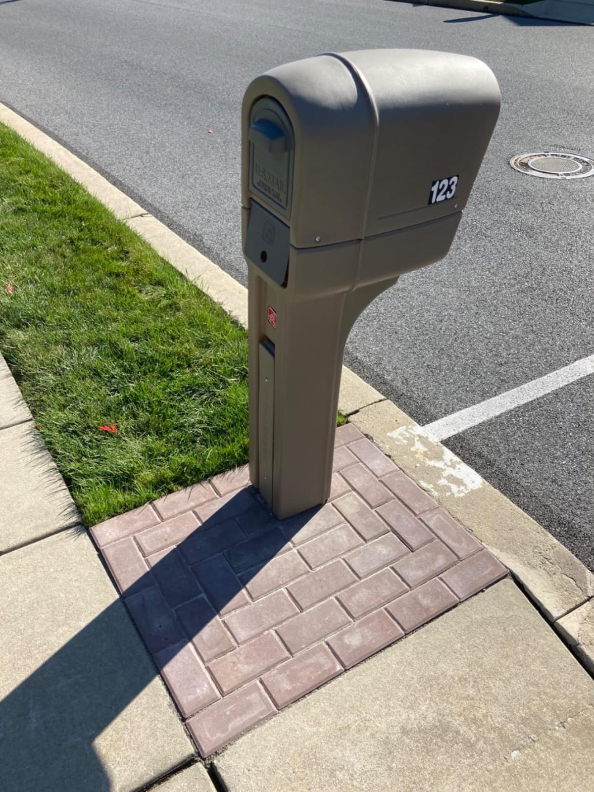 Step2 MailMaster Plus Mailbox & Post, Weather Resistant, Large Outdoor Mailboxes, Made of Durable Plastic, Easy to Install, Flag Included, Black customer photo 2