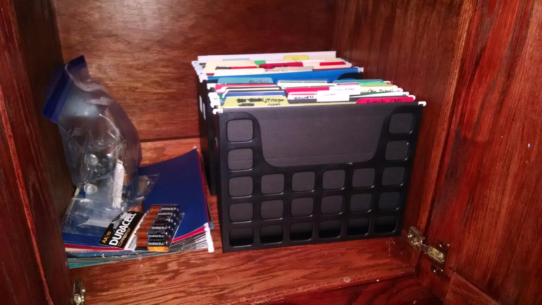Pendaflex Portable Desktop File, Document Holder for Home and Office, Plastic Organizer Box, Side Handles, Hanging File Folders, Tabs & Inserts, Letter Size, 9-1/2 x 12-3/16 x 6 Inches, Black (23013) customer photo 1