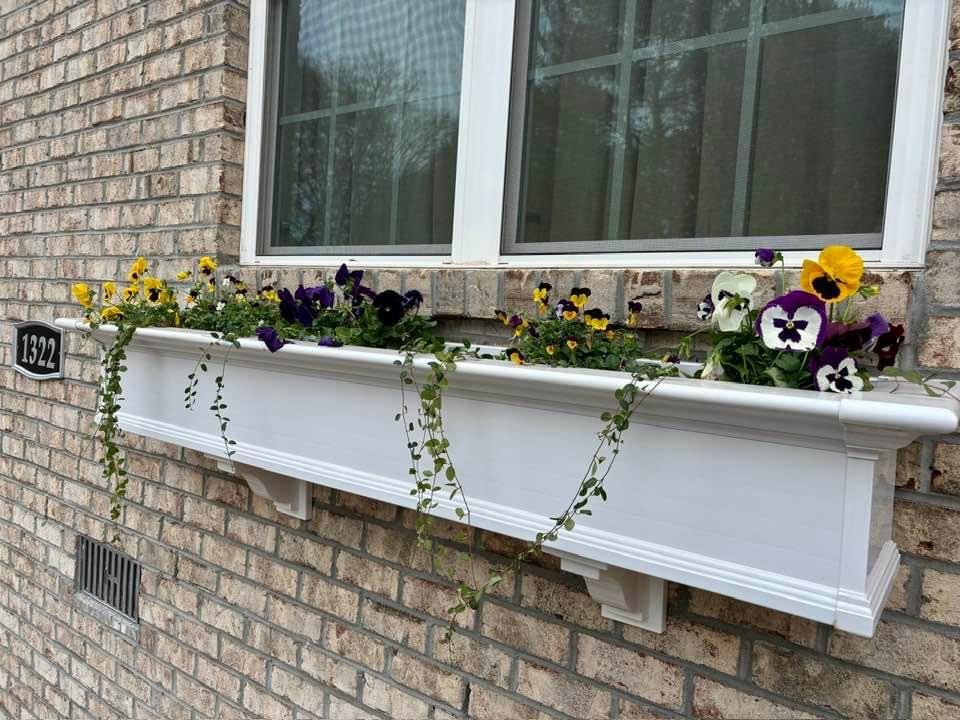 Mayne Yorkshire 4ft Window Box - White - 48in L x 12in W x 10in H - Polyethylene Planter - Built-In Water Reservoir (4824-W) customer photo 1