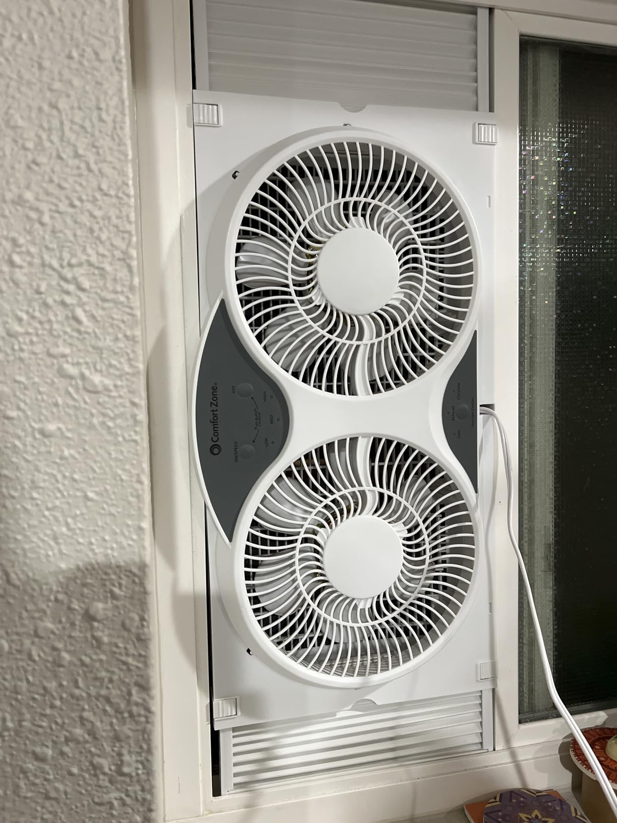 COMFORT ZONE Window Fan for Bedroom, 9 inch 3 Speed Dual Fans with Auto-Locking Expanders, 3 Modes (Cool, Circulate, Exhaust), Remote Control, Fabric Cover plus Bug Screen, White customer photo 1