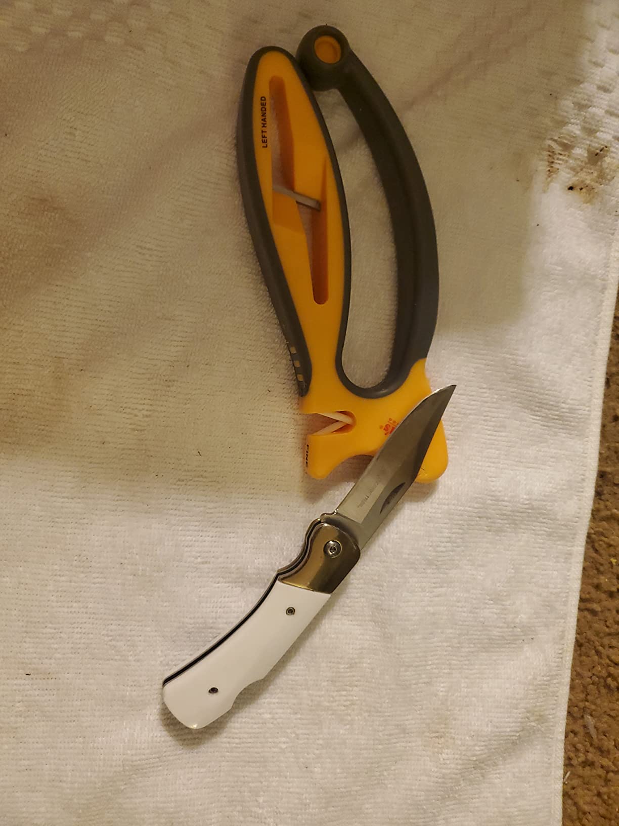 Smith's 50185 Jiffy-Pro Handheld Sharpener - 2-Stage Sharpening - Large Scissors & Shear Sharpening Slots - Outdoor Sharpener for Pocket, Hunting, Fishing & Kitchen Knives - Soft Grip Handle customer photo 1
