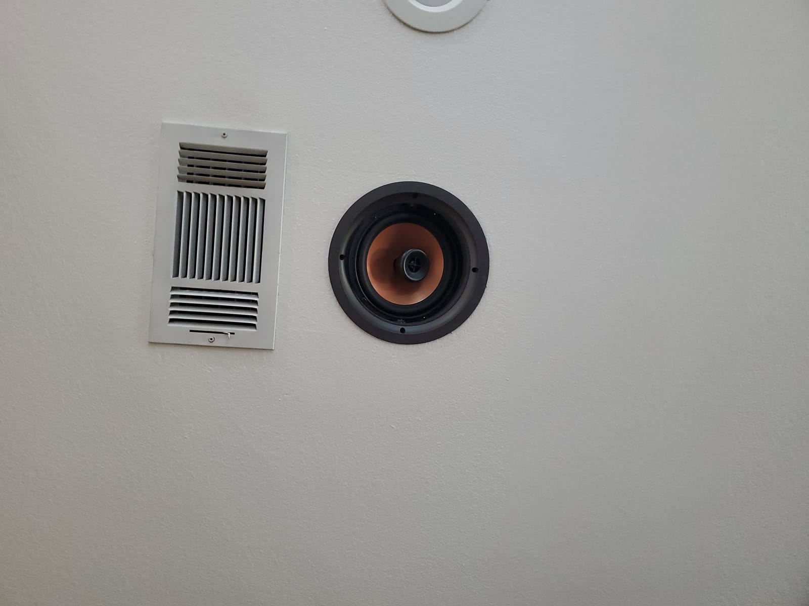 Klipsch Outdoor/Surround in-Ceiling Speaker Soundbar Home Speaker, Set of 1, White (CDT-5800-C II) customer photo 1