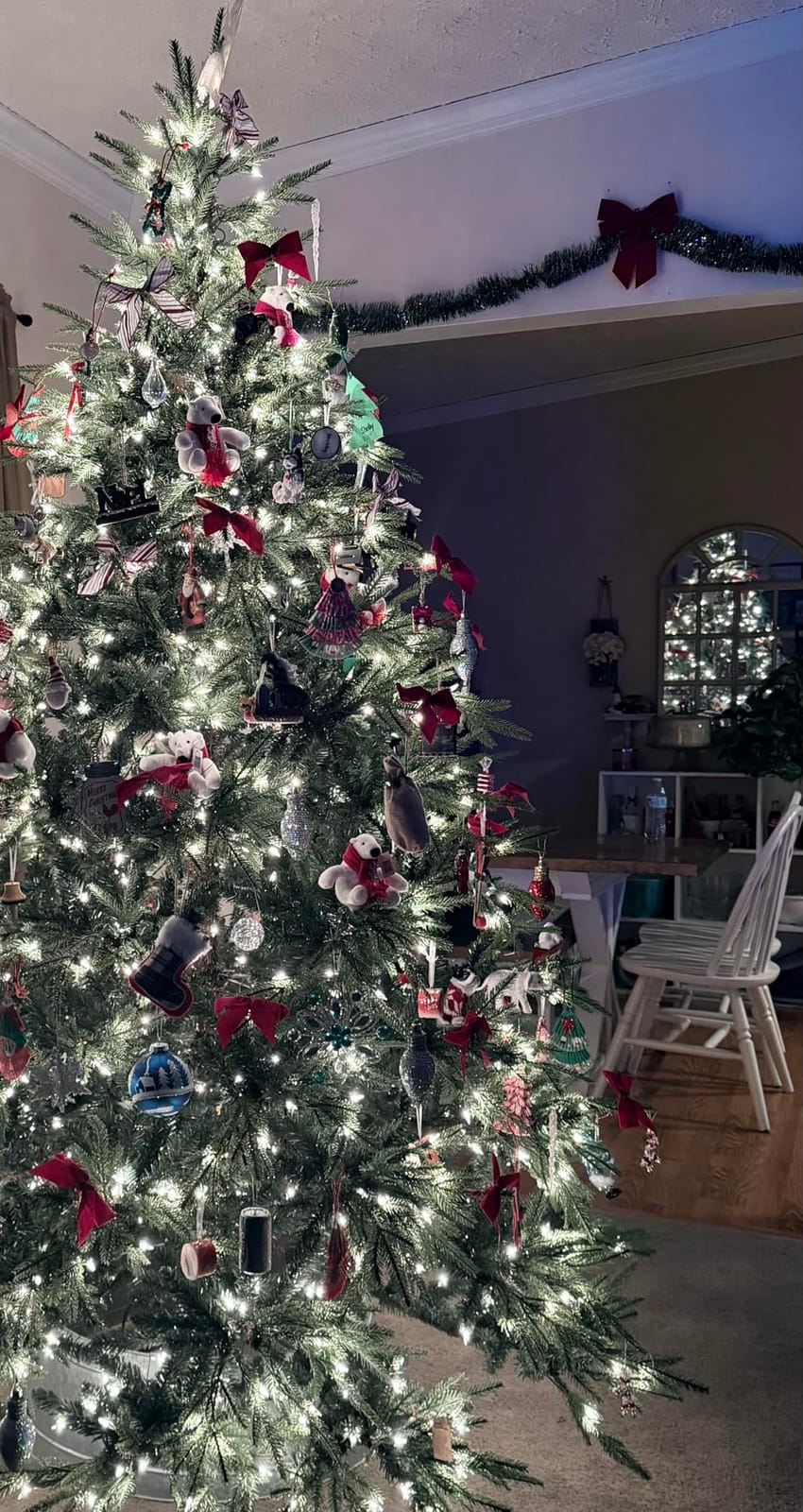 National Tree Company 7.5ft Pre-Lit Fraser Grande Artificial Christmas Tree | 1,000 Clear Lights, 3,719 Tips, Includes Stand, Green customer photo 1