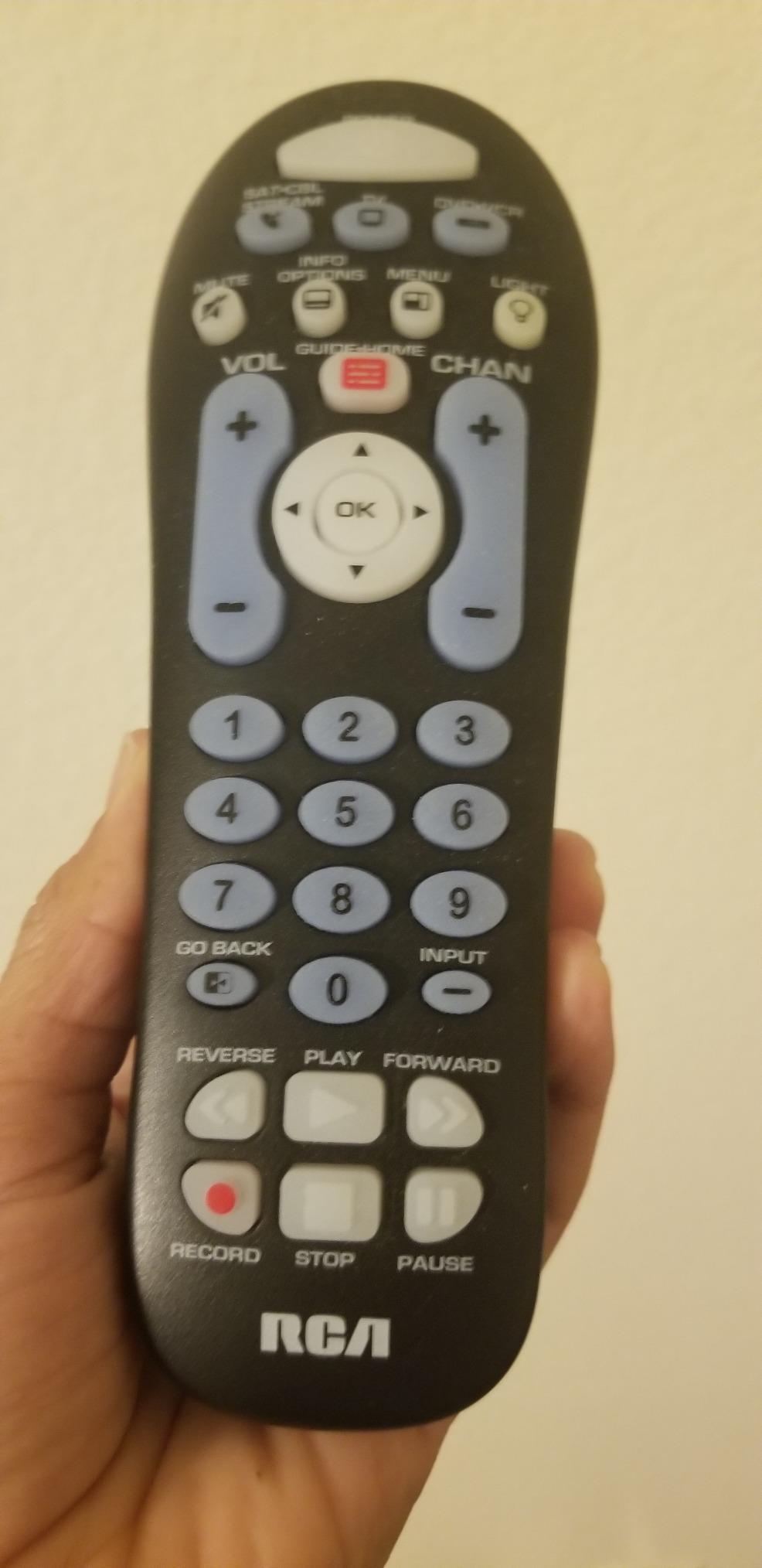 RCA RCR313BE Big Button Three-Device Universal Remote, Black customer photo 2