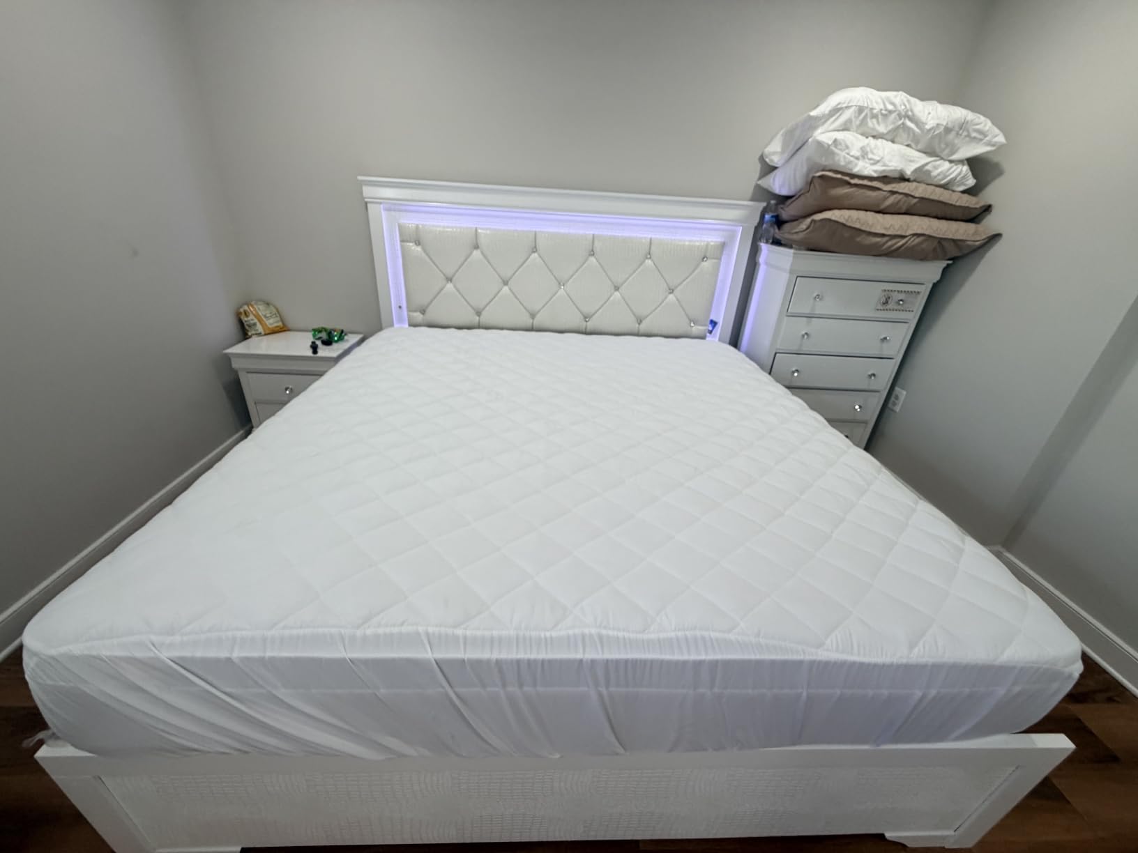 Quilted Fitted Mattress Pad, Queen Mattress Protector Topper with Deep Pocket Stretches up to 16 Inches, Machine Washable Mattress Cover by Utopia Bedding (White) customer photo 1