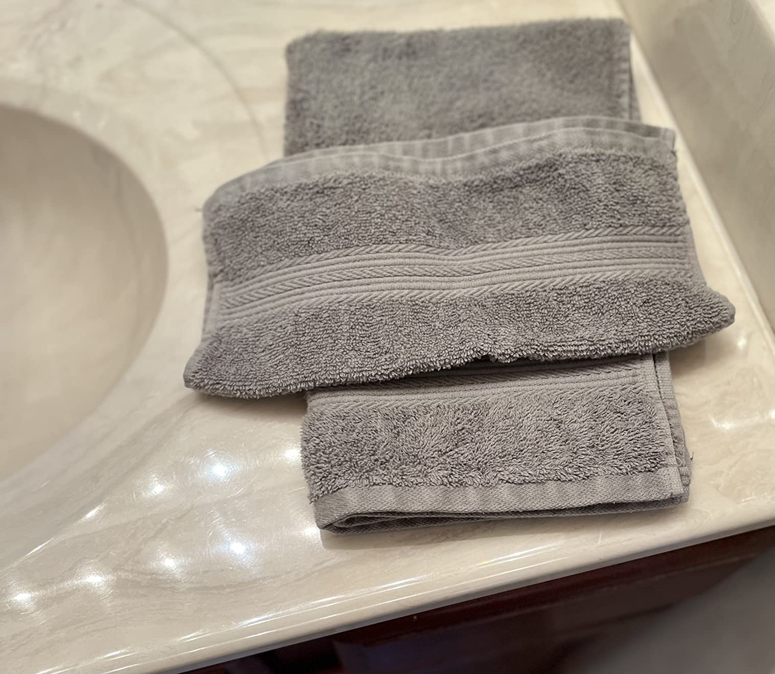 Amazon Basics 6-Piece Oversized Highly Absorbent Fade-Resistant Towel Set, 100% Cotton Towels for Bathroom, Soft, 2 Bath Towels, 2 Hand Towels, 2 Washcloths, White customer photo 1