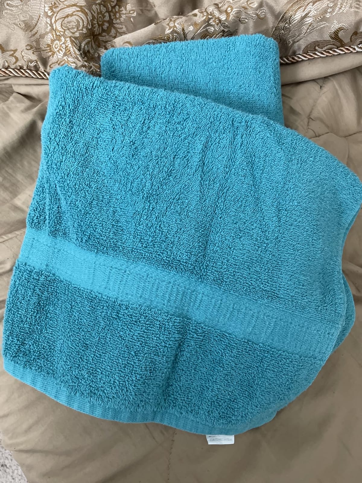 Amazon Basics 6-Piece Oversized Highly Absorbent Fade-Resistant Towel Set, 100% Cotton Towels for Bathroom, Soft, 2 Bath Towels, 2 Hand Towels, 2 Washcloths, White customer photo 2