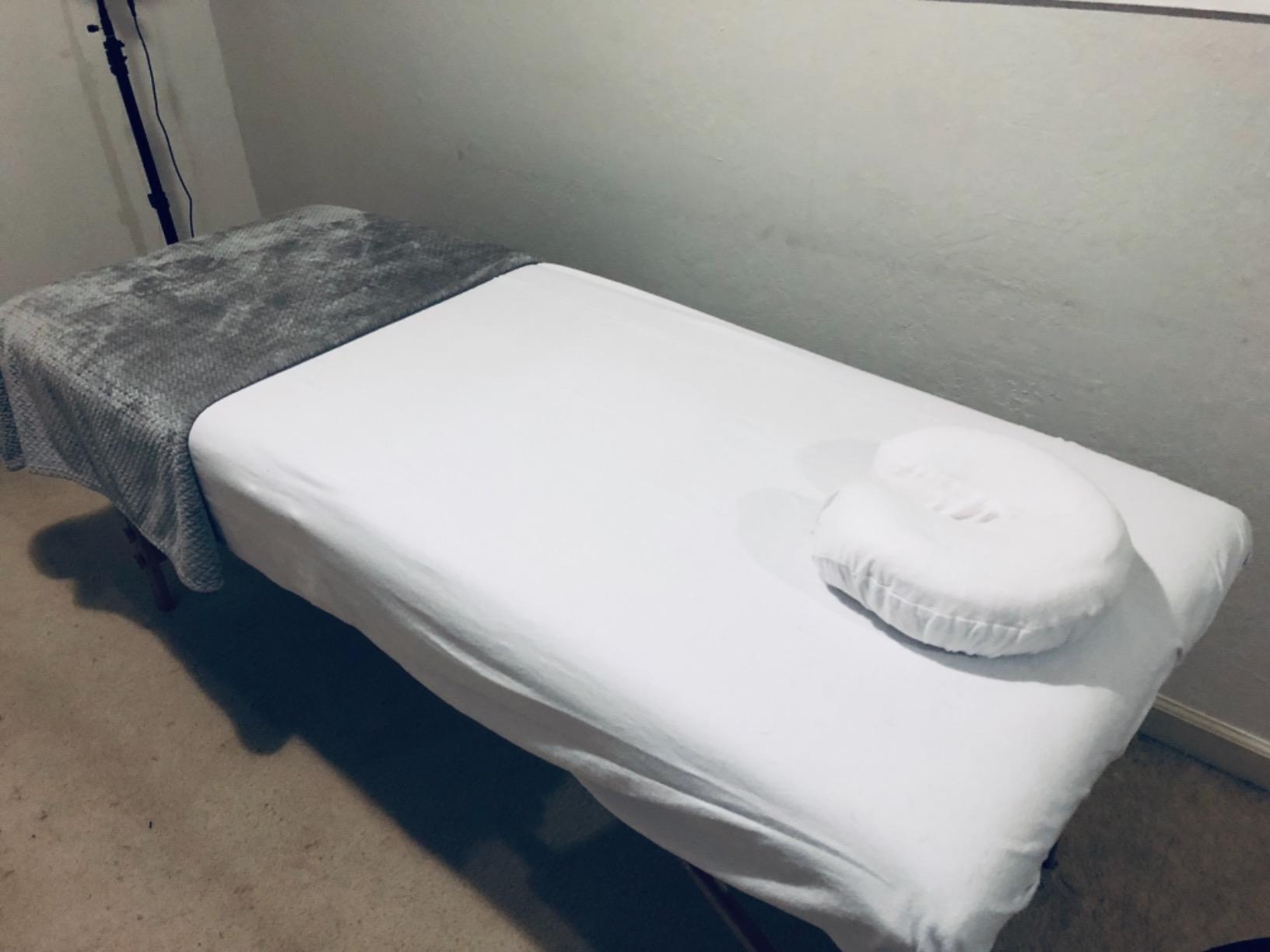 BestMassage Massage Bed Portable Massage Table 28 inch Wide Lash Bed Height Adjustable 3 Folding Spa Table with Towel Hanger Oil Pouch Half Bolster Round Bolster Non-Woven Backpack customer photo 2