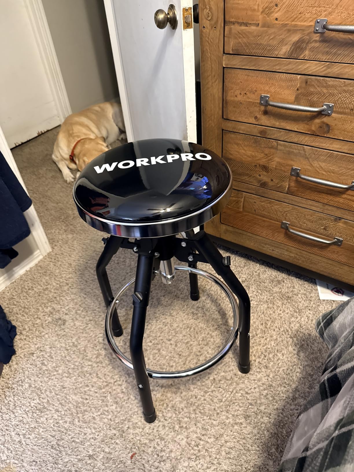 WORKPRO Heavy Duty Adjustable Hydraulic Shop Stool,Garage Bar Stool, 29in to 33.86in, 330-Pound Capacity, Black customer photo 1