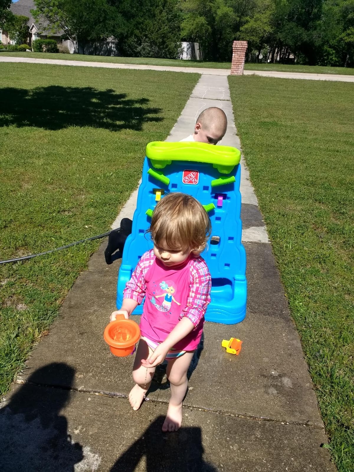 Step2 Waterfall Discovery Wall, Kids Double-Sided Water and Sand Activity Sensory Table, Summer Outdoor Toys, 13 Piece Toy Accessories, For Toddlers 1.5+ Years Old customer photo 2