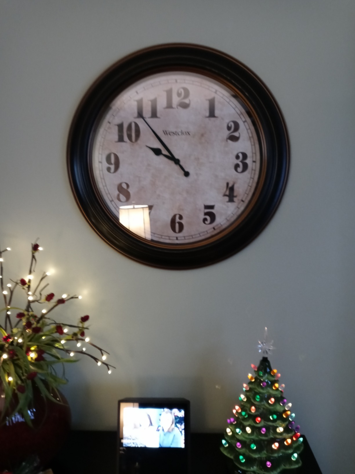 Westclox Traditional Large Wall Clock – Battery-Operated 24-Inch Vintage Distressed Dial, Metal Hands, Glass Lens, Quartz Accuracy (Black-Brown, 24-Inch) customer photo 2