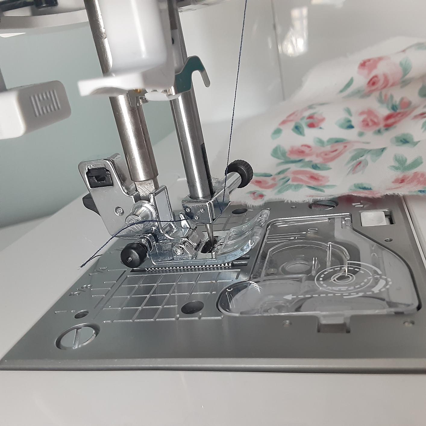 JUKI HZL-G220 Sewing Machine, White, Metal, 16 x 23 x 12.5 inches, 8.7 kg customer photo 1