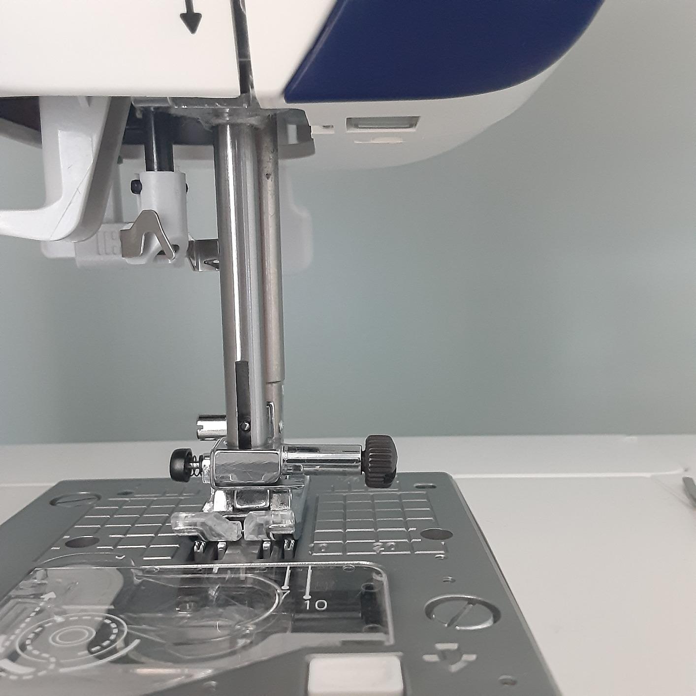 JUKI HZL-G220 Sewing Machine, White, Metal, 16 x 23 x 12.5 inches, 8.7 kg customer photo 2