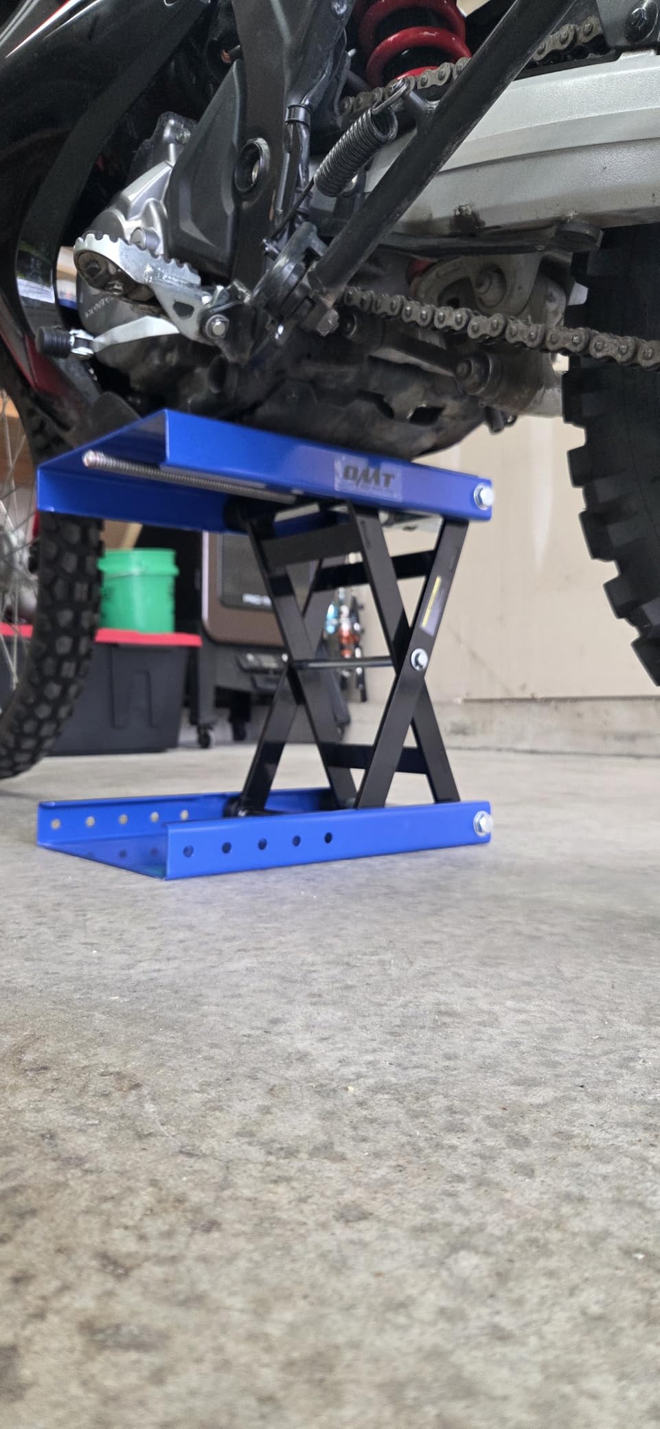 OMT 1100lb Motorcycle Scissor Lift Jack Wide Deck Motorbike Hoist Stand | Center Stand For ATV Dirt Bike Cruiser; T Handle And 3/8 Inch Socket; 3.7 To 14.6 Inch Lift; 5 Locking Holes; Chain Brush customer photo 2