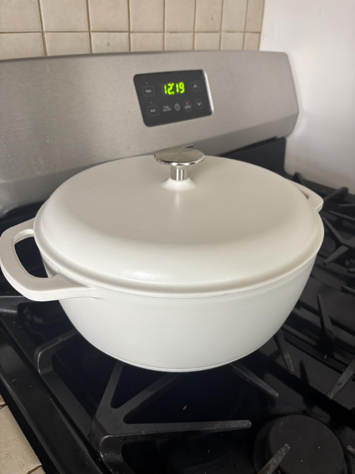 Amazon Basics Enameled Cast Iron Dutch Oven Pot with Lid, Round, Dual Handles, Heavy-Duty, Oven Safe for Stews, Roasting, Baking, 4.3-Quart, Red customer photo 1