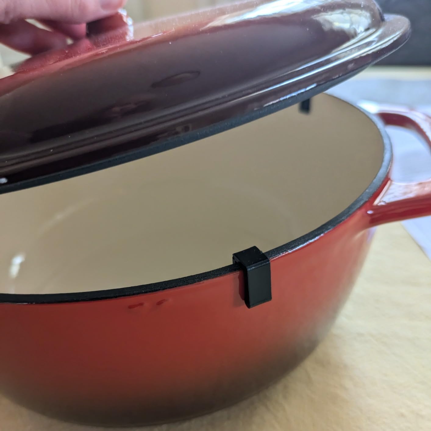 Amazon Basics Enameled Cast Iron Dutch Oven Pot with Lid, Round, Dual Handles, Heavy-Duty, Oven Safe for Stews, Roasting, Baking, 4.3-Quart, Red customer photo 2