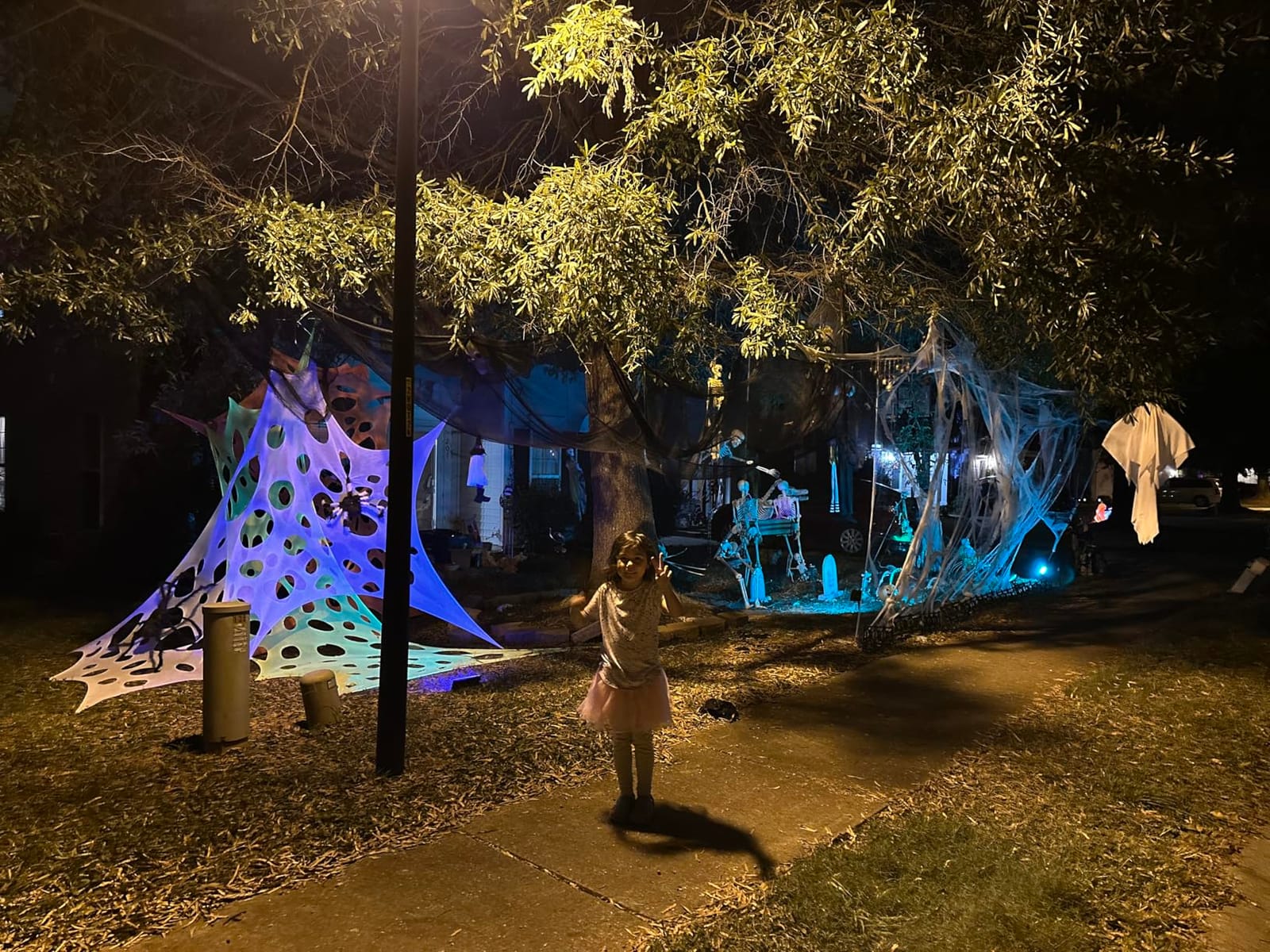 JOYIN Halloween Outdoor Decorations Giant Spider, 5 Ft Large Spider for Yard Lawn Garden Patio Scary Halloween Outside Decor, Indoor Haunted House Prop and Home Party Decor, Black customer photo 2