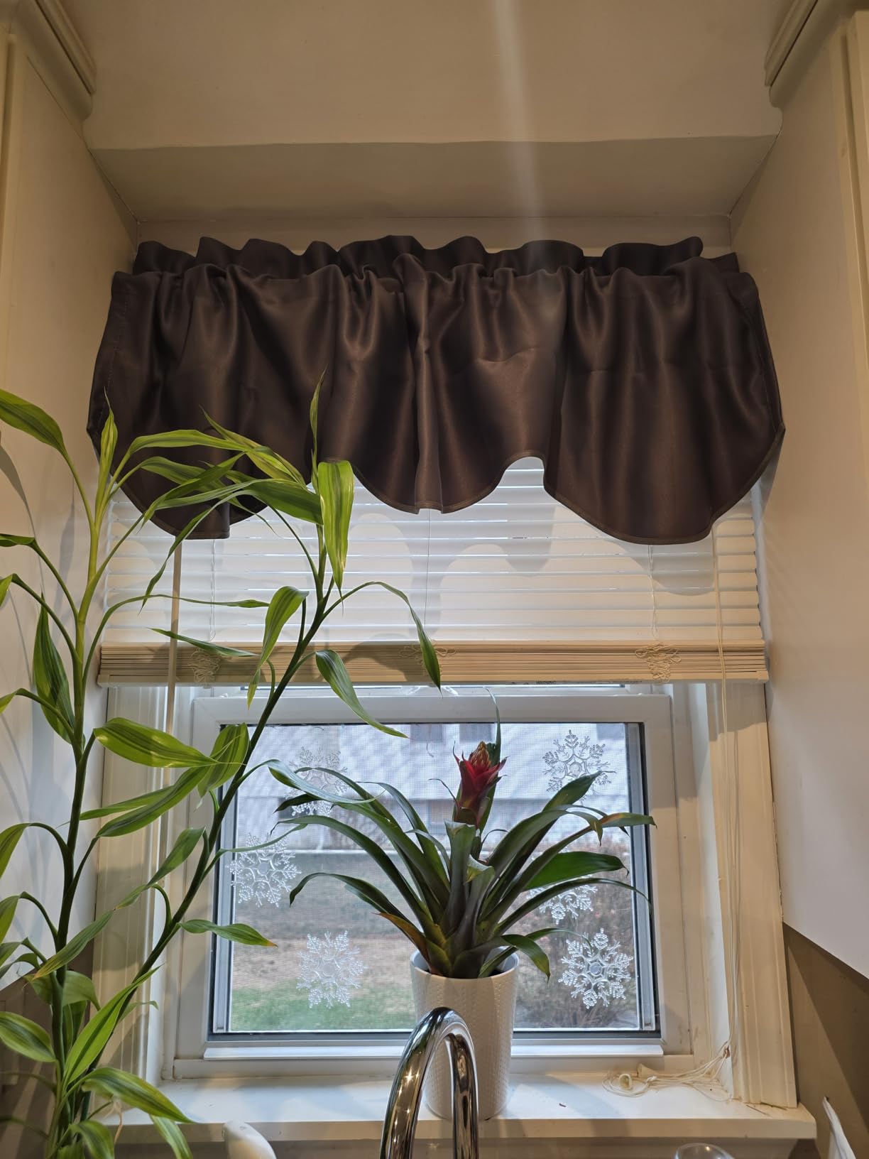 H.VERSAILTEX 2 Panels Blackout Curtain Valances for Kitchen Windows/Living Room/Bathroom Privacy Protection Rod Pocket Decoration Scalloped Window Valance Curtains, 52