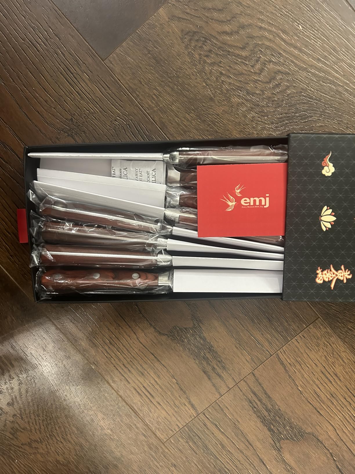 Emojoy 8-Piece Practical Serrated Steak Knives, Gift Box Set customer photo 1
